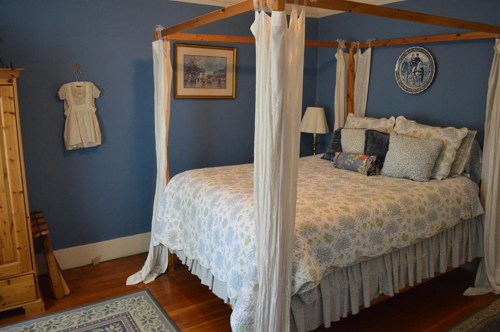 Queen Room Private Bathroom